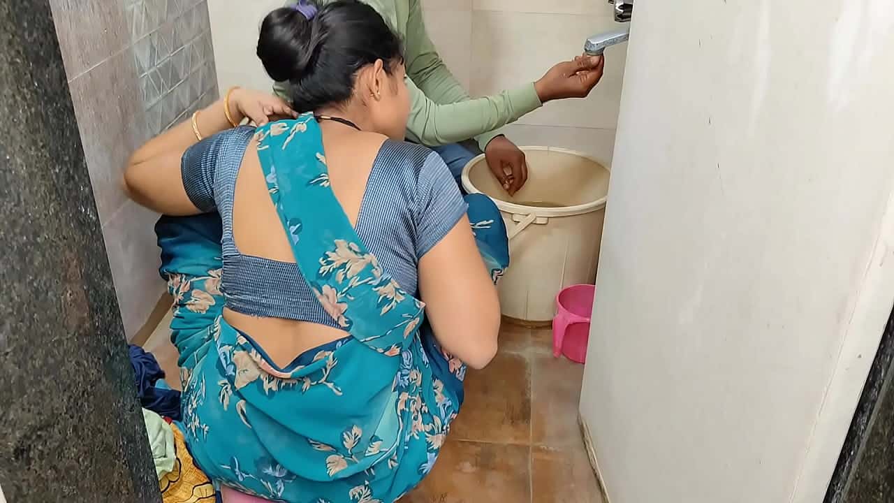 desi bhabhi ne plumber se bathroom me blowjob deke chut chudwaya