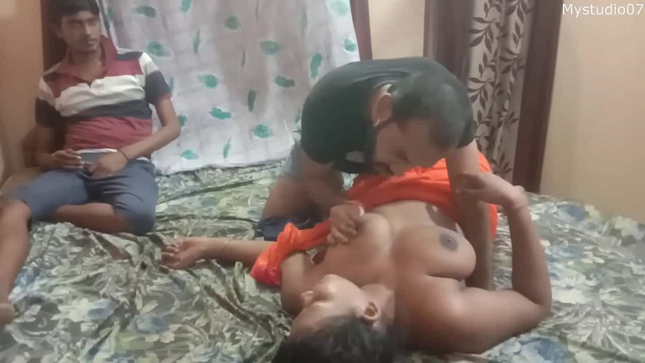 इंडियन नपुंसक पति ने अपनी पत्नी को गर्भवती करने के लिए दोस्त से चुदवाया