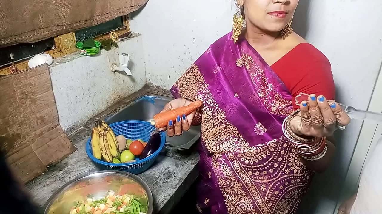 Hindi bf video sabzi pakate hue bhabhi ki chut chudai