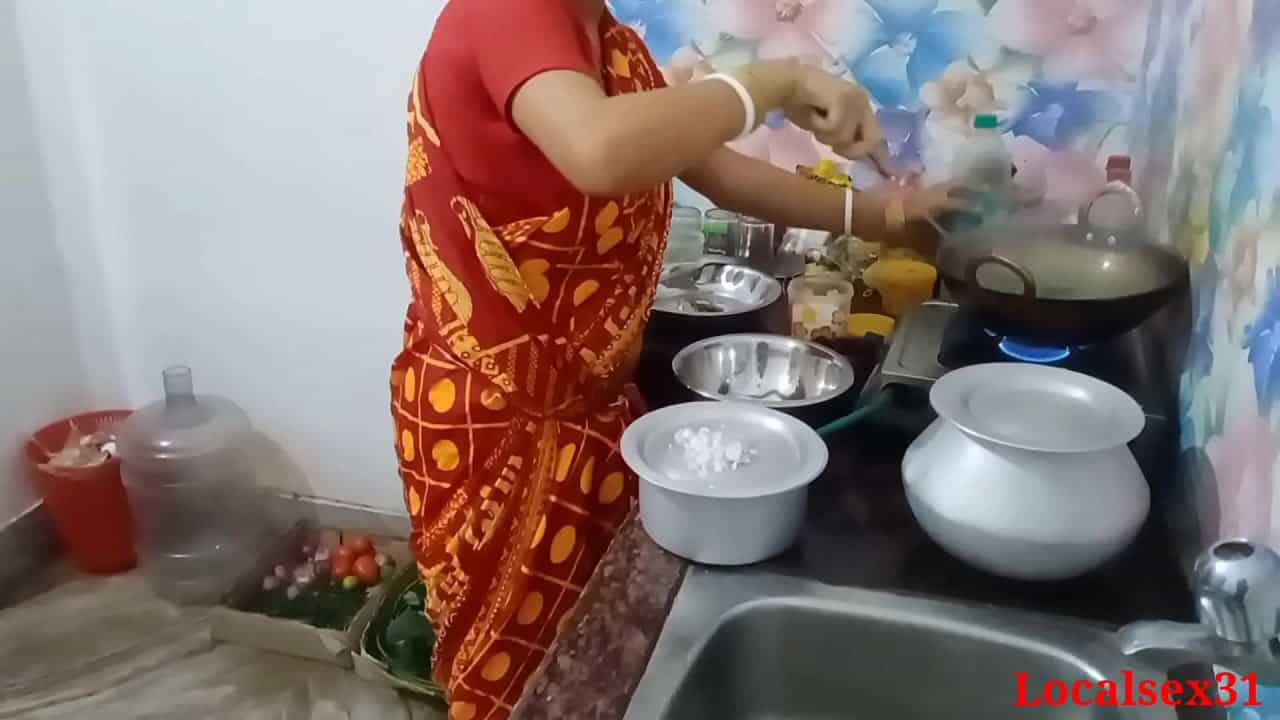 बंगाली वाइफ की चुदाई रसोई घर में