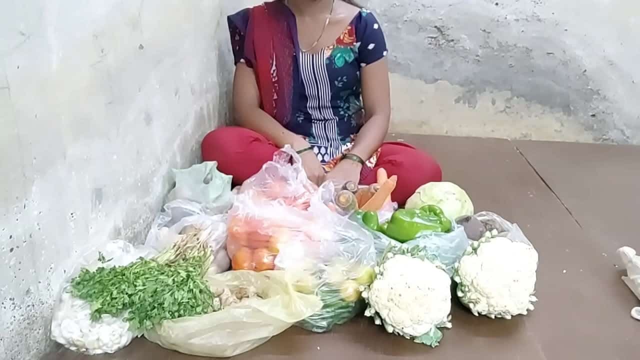 सब्ज़ी बेचते वाली देसी लड़की को चोदा सब्जी खरीदने वाले हिन्दी सेक्सी वीडियो