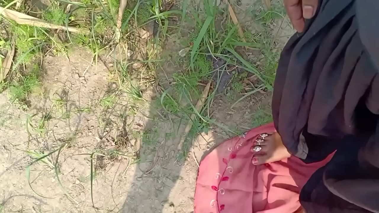 Hindi xxx village bhabhi outdoor sex with young boy mms video