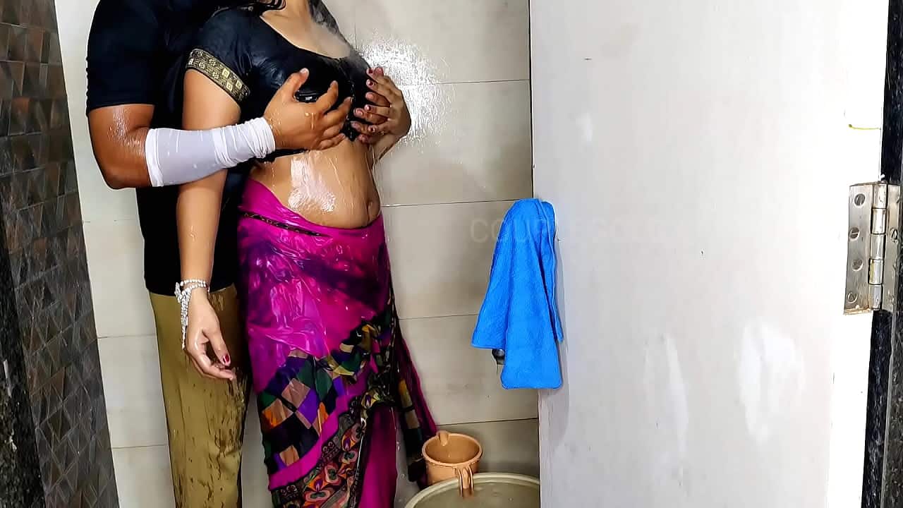 Desi porn indian biwi ki bathroom me chudai
