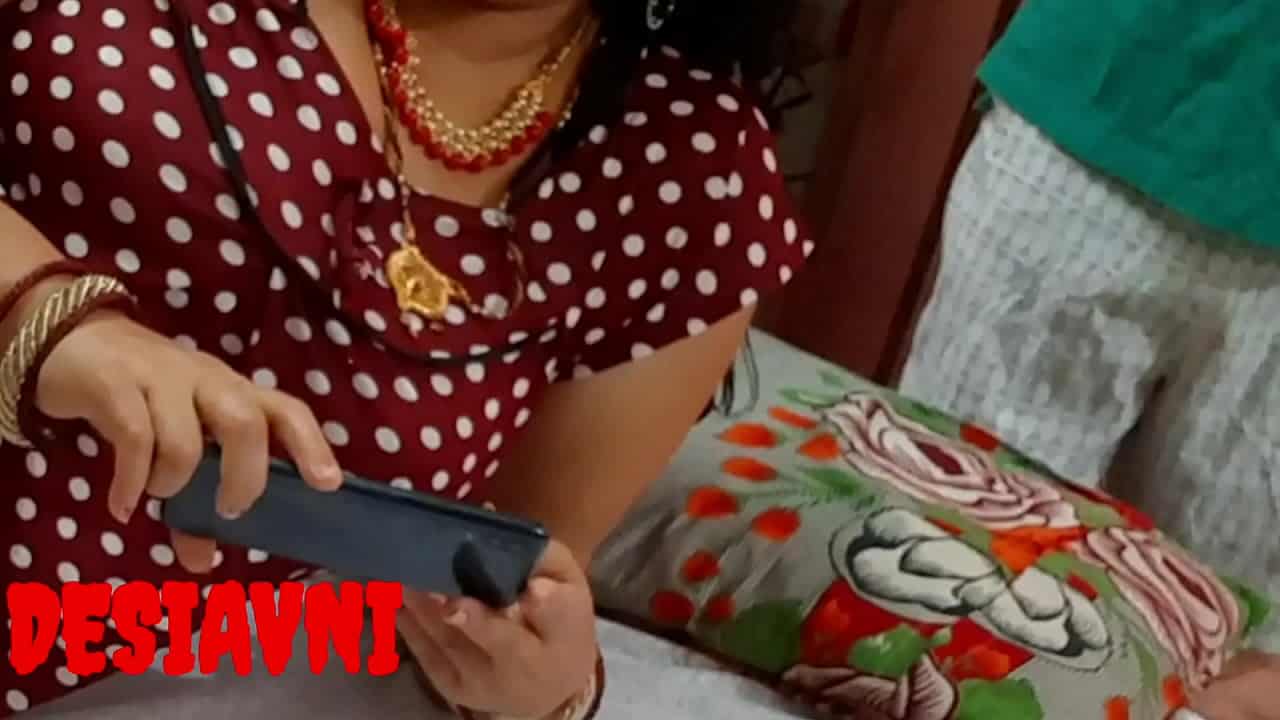 Desi indian sex porn dekh rahi dost ki maa ki chudai