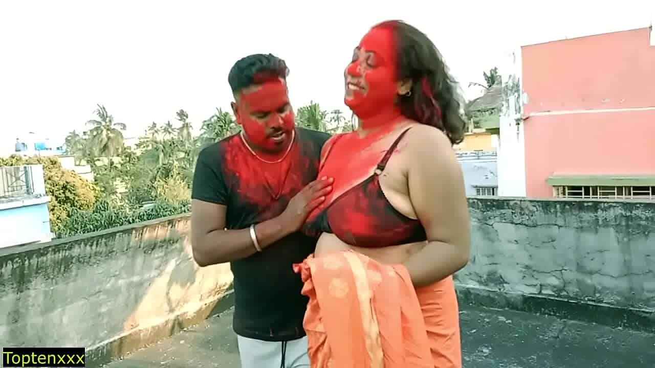 Slut aunty threesome fucks with neighbor boy on Holi in Indian aunty sex
